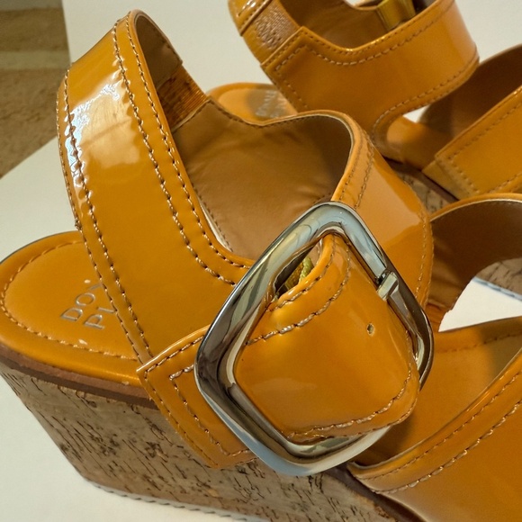 Donald Pliner NIB Iriving Wedge Sandal Yellow Size 10M - Picture 5 of 14